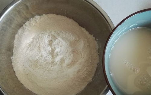 蒸饅頭時,發(fā)好面別直接上鍋蒸,多加一步,才能香軟美味不回縮 面團(tuán)